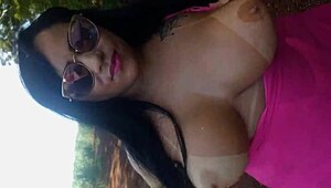 Pamela Ferrary di hutan sambil ketawa