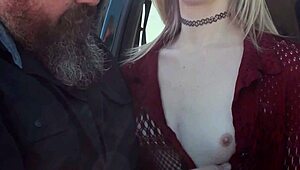 Szegény Willow, megint csiklandozzák szoros kötésben!