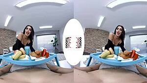 Brunette gibt POV-Handjob und Blowjob beim Frühstück im Bett 😏