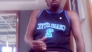 Brazílska prostitútka z Rio de Janeiro robí videohovor carioca čiernemu chlapovi, masturbuje a silno končí