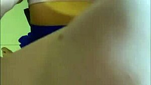 madrastra gets horny as hijastrastro licks her nipples