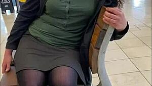 สาวเล่นของเล่น Lovense Lush ในที่สาธารณะ