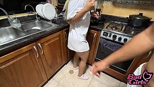 火辣拉丁熟女Madrastra在厨房热聊后干Hijastro