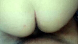 ساعدني ألاقي تليفوني يا أختي الزوجة؟ شايف كلوتك... أداعب كسك الرطب!