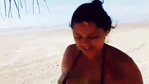 Mary Butterfly Pamer Tubuh Gempal di Pameran Publik