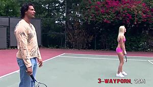 عمل ثلاثي مع بنات شقراوات وحمراوات على ملعب التنس. ثلاثي MFF يصبح جامحاً في الهواء الطلق.