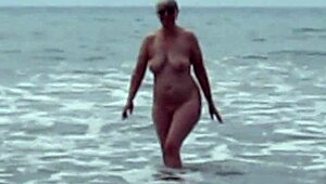 裸体人妻纺织海滩惊艳全裸秀