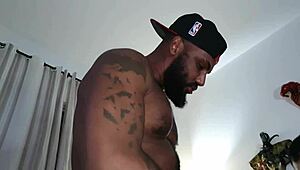 negão barbudo tatuado arrebenta o casado do prédio numa orgia bareback insana