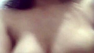 Desconocida sends viral vid, WATCH her play with massive TETOTAS!