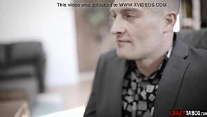 Conseillère mature, tu veux savoir mon sale secret ? J'ai été exploitée par un businessman véreux à grosse bite