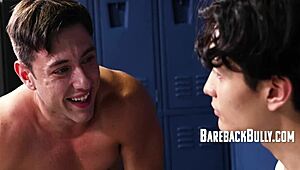 شفت هالشاب في غرفة الملابس يتناك بقوة في جلسة بدون واقي. يا إلهي، النيك كان عنيف!