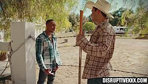 Vaqueros blanco y negro se escapan para sexo gay sin condón en el campamento