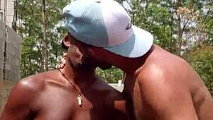 Dois putos se pagando numa construção abandonada!