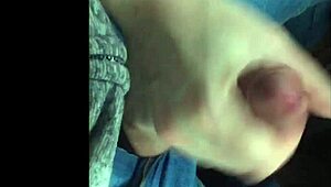 车内硬核手淫变成狂野，妻子在户外公共场所抚摸鸡巴