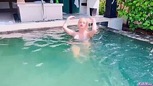 Catch that wet pussy on the beach with Leah Meow!