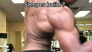 Patrz jak Blu Mere uczy laskę ssać wielkiego czarnego kutasa na żywo?