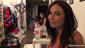 Adoro las tetas grandes y el culo de Taylor Vixen en este BTS lésbico