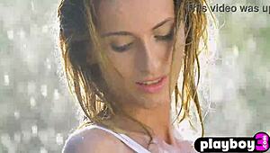 Напълно мокра големи цици милф Кара Мел разкрива закръгленото си тяло—Колко гореща е тя?