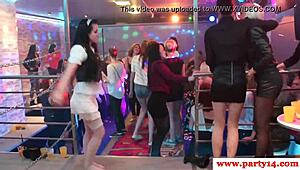 Fete de petrecere futute tare la pizdă de către stripperi sălbatici