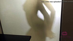 Voyeur kriegt schnellen Blowjob nach dreckiger Duschstrafe mit fettem BBC