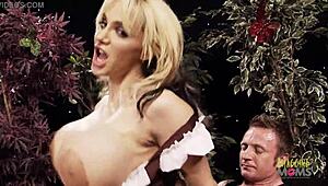 Fata arătoasă prinsă pe nepregătite de un pulă groasă într-o sesiune sălbatică.