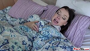 אמא חורגת נותנת מציצה עזה אחרי שמצאתי את הנודס שלה