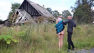 Sofi goală în sat, își arată tot în aerul liber de la țară