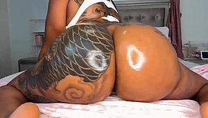 اعبد هذا المؤخرة الدهنية السمينة الآن!