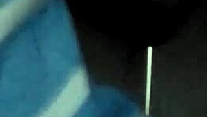 encabinado con chico latino en una aventura apasionada