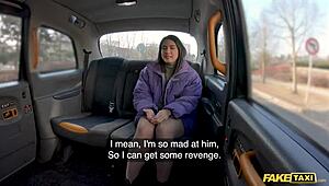 Disperată după șofer să-i facă poze goală în taxi