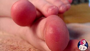 سمينة كبيرة تتسلى بلعبة الأقدام، مؤخرتها الكبيرة ترتجف مع كل حركة في سولو