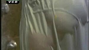 Hei, sjekk denne hete desi-jenta som spruter i dusjen i dag!