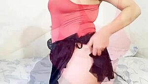 hermanastra se toca sola mientras el hermanastro la ayuda con un masaje