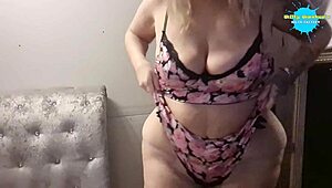 Milf se déshabille et change de vêtements à toute vitesse