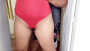 Сестра по стъпка се чука сама докато братът по стъпка ѝ помага с масаж