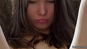 Aku Tengok Cewek Comel Jari Memek Pink Sampai Pancut