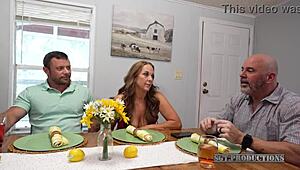 Възбудена милф мащеха тайно ми лапа големия кур, изневярата на специалния й ден е толкова сурова