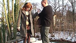 Wilde Rothaarige fickt draußen am öffentlichen Platz hart