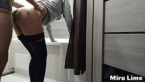 Hej, zašto si se ušuljao? Uhvatila sam te kako se presvlačiš u kupatilu