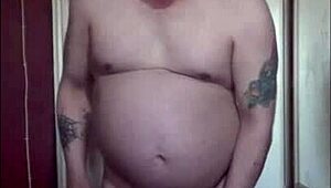 In homemade video, she inserts toys in anal pussy and cums quickly