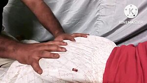 देसी सौतेली बहन बॉयफ्रेंड को फोन पर पकड़ी, सौतेले भाई ने हिंदी ऑडियो में जोरदार चोदा 😲