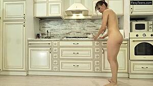 Russian Ezuson Shows Off Flexible Ballerina Body and Stunning Athletic Moves