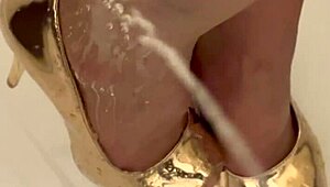 家伙尿在我金色超高跟鞋上，丝袜脚全湿了