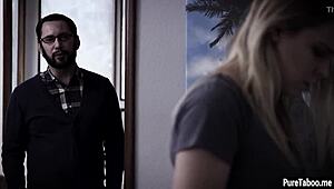 Študentka zamenja dlakavo pičko za brezplačno sobo in dobi nabito z monsterskim kurcem. Čista tabu resničnost!