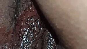 숨겨진 카메라로 집에서 가족과 일상적인 순간에 바비 촬영