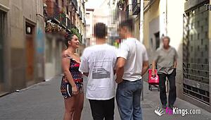 Wow! Gigi Lust podrywa facetów na ulicy, mocno ją obmacują!