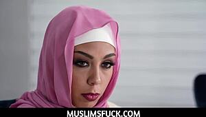 Мюсюлманката Бианка Бангс носи хиджаб, докато се чука с огромен член. Диво американско-арабско шоу
