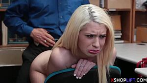 Heiße blonde Teen wird hart von Security vor Stiefvaters Augen gefickt