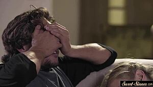 Taboe jonge slet krijgt zaadspuit op behaarde kut