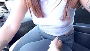 sprzedawca uliczny na światłach zostaje zwabiony do samochodu na szybki deal